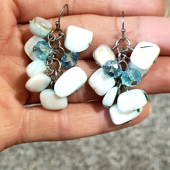VINTAGE MILKY WHITE SHELL STONE CHIPS BLUE CRYSTAL DANGLE HOOK 1.5" EARRINGS - Picture 3 of 9